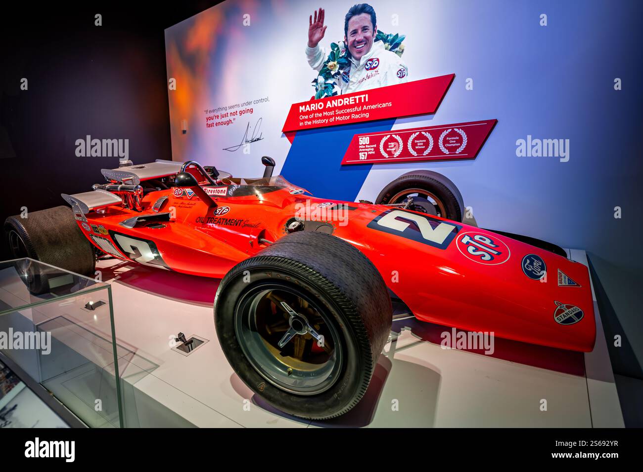 WASHINGTON DC – der 1969 im National Air and Space Museum ausgestellte GfbV Hawk No. 2 trug Mario Andretti zum Sieg bei der Indianapolis 500 1969. Ursprünglich ein Ersatzfahrzeug, stellte dieser Rennfahrer mit einer Durchschnittsgeschwindigkeit von 157 km/h einen 500-Meilen-Rekord auf und markierte Andy Granatellis ersten Indy 500-Sieg nach 23 Jahren Versuchen. Stockfoto