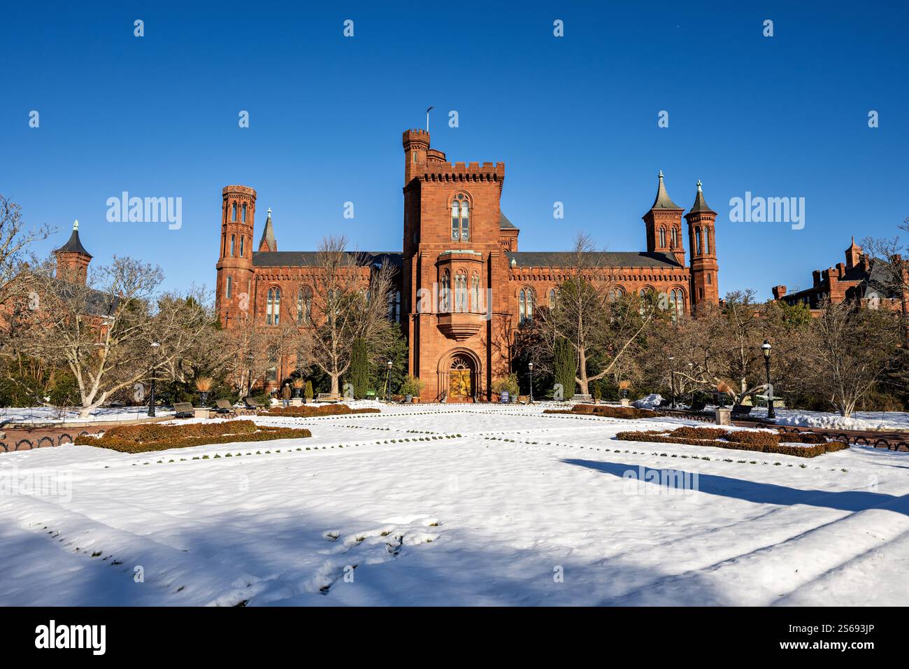 WASHINGTON DC, USA – das Smithsonian Institution Building, allgemein bekannt als „The Castle“, steht am Winterhimmel der National Mall. Das im Jahr 1855 fertiggestellte Gebäude im Neugotik-Stil dient als Hauptquartier und Besucherzentrum der Smithsonian Institution. Der formale Parterre-Garten im Vordergrund ist Teil des Enid A. Haupt Garden, der in den 1980er Jahren nach viktorianischen Entwürfen nachgebaut wurde. Stockfoto