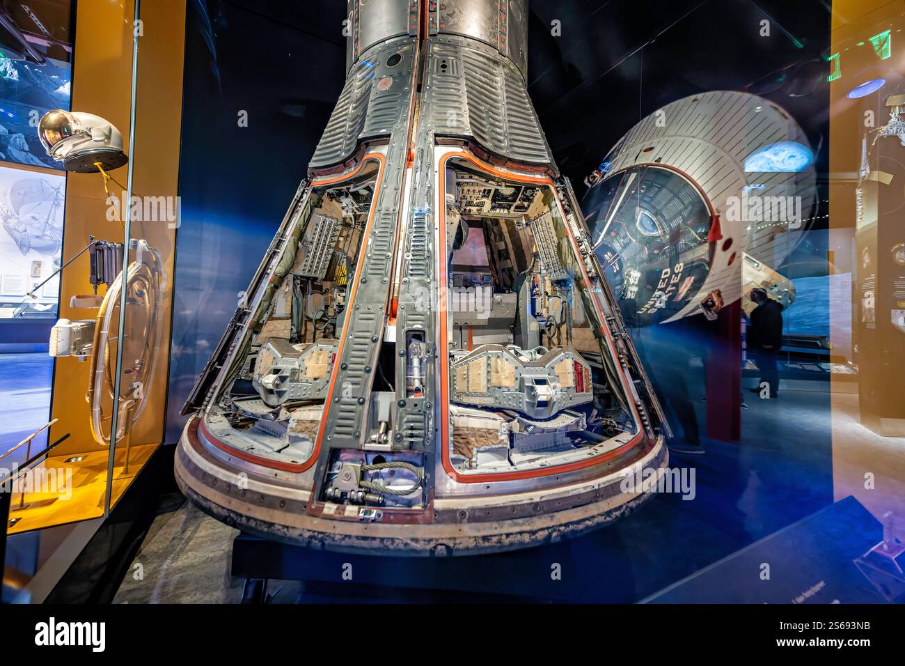 Smithsonian Air and Space Museum National Mall | WASHINGTON D.C., Vereinigte Staaten – Eine Frontalansicht des Cutaway-Raumschiffs Gemini VII im Smithsonian National Air and Space Museum zeigt seine zwei Astronautensofas und dichten Instrumentenpaneele. Die von McDonnell Aircraft gebaute Kapsel führte Frank Borman und James Lovell im Dezember 1965 durch eine 14-tägige Mission, bei der die Ausdauergrenzen menschlicher Raumflüge getestet wurden. Stockfoto