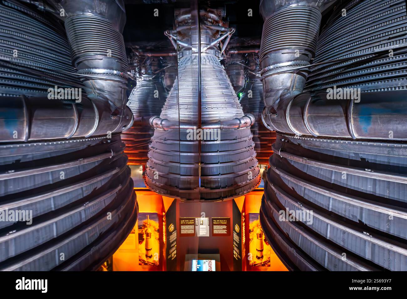 WASHINGTON DC – die Ausstellung Destination Moon im Smithsonian National Air and Space Museum nutzt eine Kombination aus F-1-Motoren und Spiegeln, um den visuellen Effekt aller fünf Booster aus der ersten Phase einer Saturn-V-Rakete zu erzeugen. Die Displaytechnik zeigt die Konfiguration der massiven Motoren, die Apollo-Missionen zum Mond angetrieben haben. Stockfoto