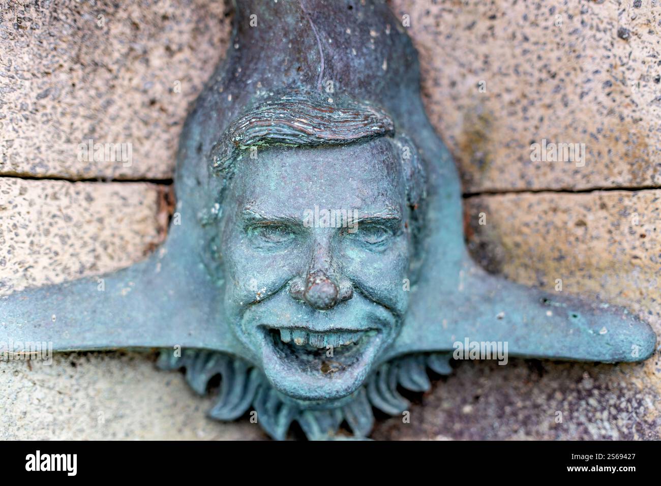 WASHINGTON DC – zwei kleine Springbrunnen mit Fischmotiven zieren Nischen an der Inlet Bridge im Tidal Basin in Washington DC. Diese skurrilen Wasserspiele wurden 1987 von dem Bildhauer Constantine Seferlis geschaffen und zollen Manus „Jack“ Fish, dem ehemaligen Regionaldirektor des National Park Service, Tribut. Fish überwachte bedeutende Projekte in Washington DC, darunter Constitution Gardens und das Vietnam Veterans Memorial, bevor er in den Ruhestand ging. Stockfoto