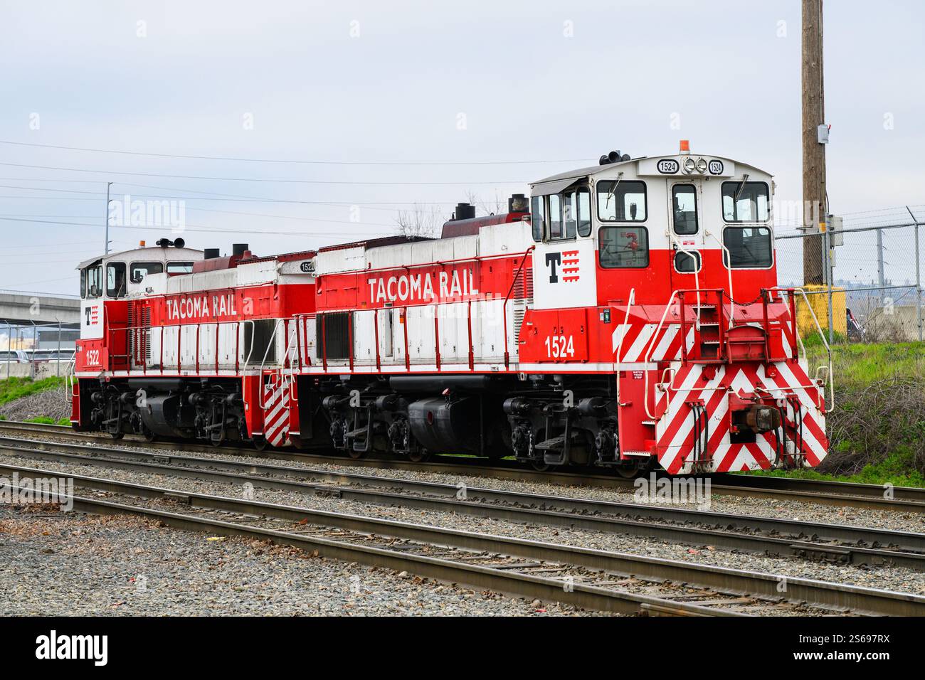 Tacoma, WA, USA - 14. Januar 2025; Paar von Tacoma Rail Güterzuglokomotiven in rot-weißer Lackierung mit Eisenbahnname Stockfoto
