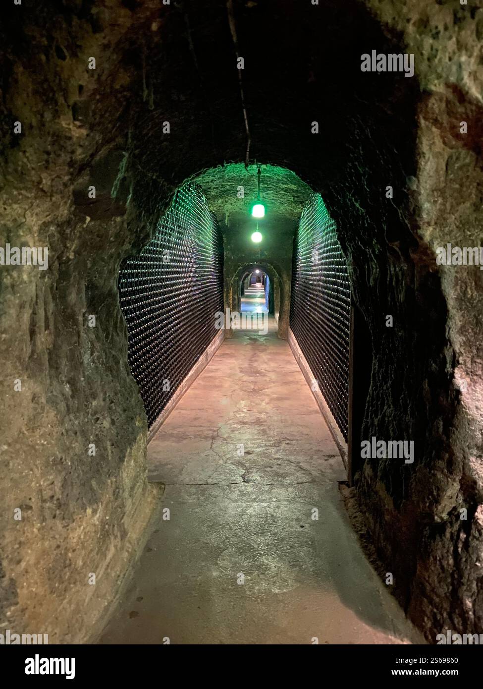 Weinhöhle - Smartphone-aufgenommenes Stockfoto