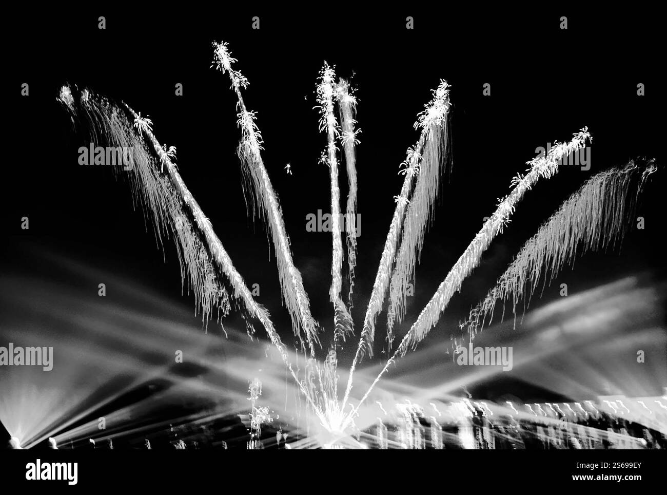 Feuerwerk über der Lagune von Arsenal während der Karnevalsfeier in Venedig, Italien. Reflexion im Wasser. Unscharfe Lichter. Schwarzweißes historisches Foto Stockfoto