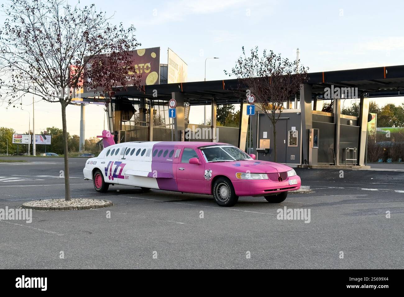 OSTRAVA, TSCHECHIEN - 21. OKTOBER 2024: Lincoln Town Car verlängerte Limousinenwagen, Gumbalkan Parodie auf die WizzAir Billigfluggesellschaft Stockfoto