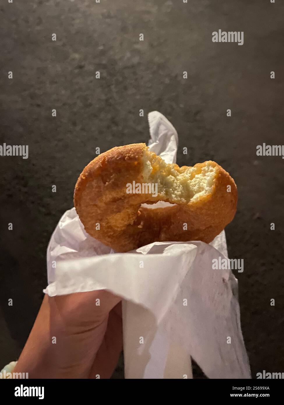Donut mit einem Biss heraus Stockfoto