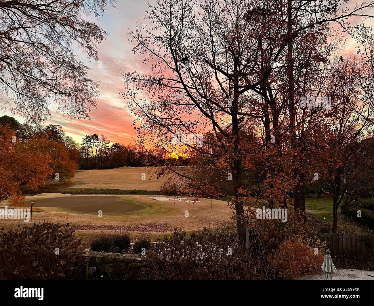 Abendhimmel über einem Golfplatz - Smartphone-aufgenommenes Stockfoto