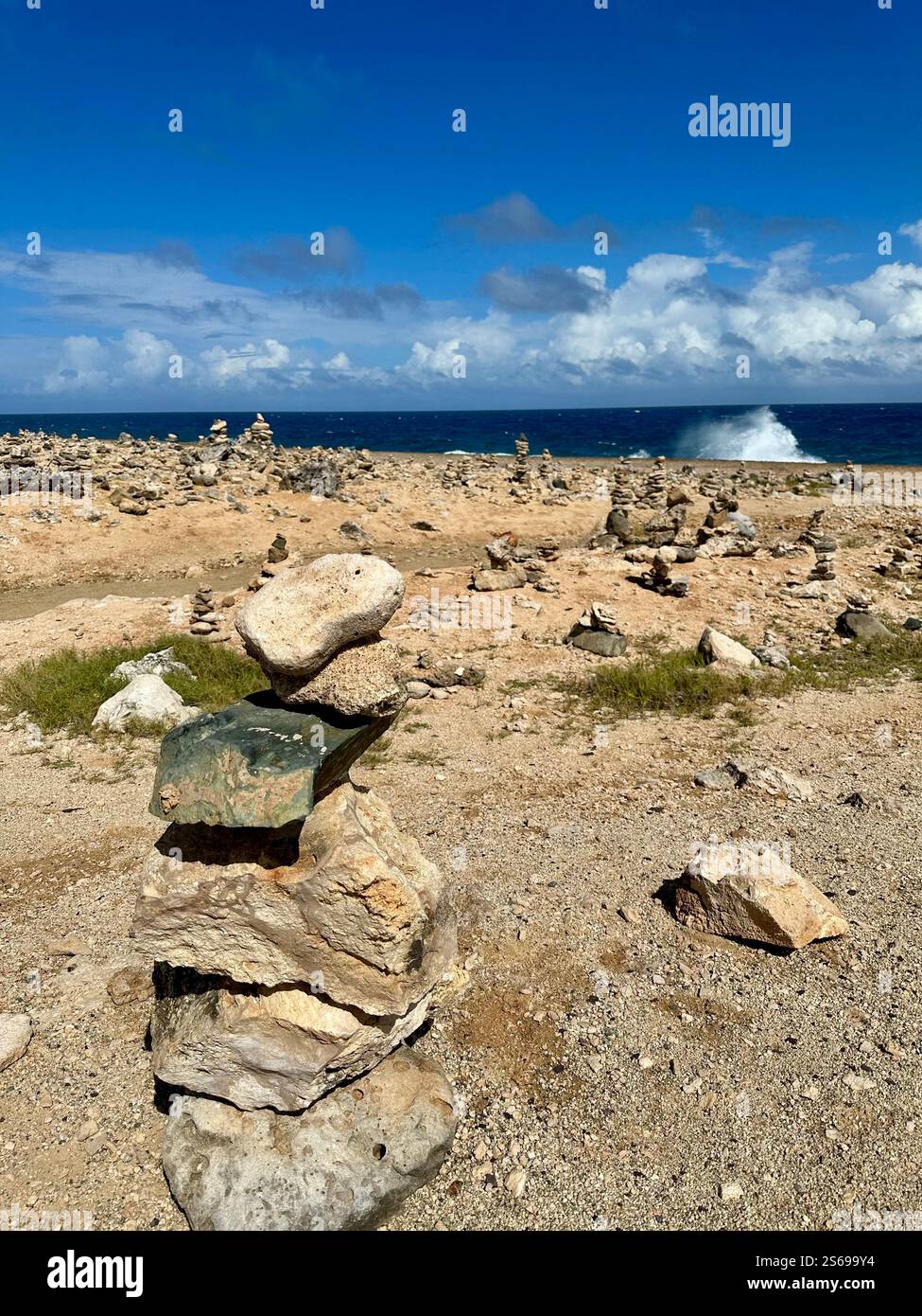 Steinstapel am Meer - Smartphone-aufgenommenes Stockfoto