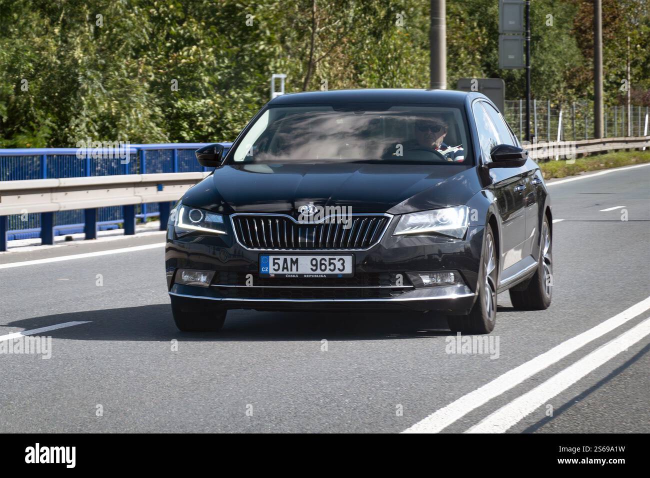 OSTRAVA, TSCHECHISCHE REPUBLIK - 21. SEPTEMBER 2023: Schwarzes Skoda Superb III Auto mit leichtem Bewegungsunschärfeeffekt Stockfoto