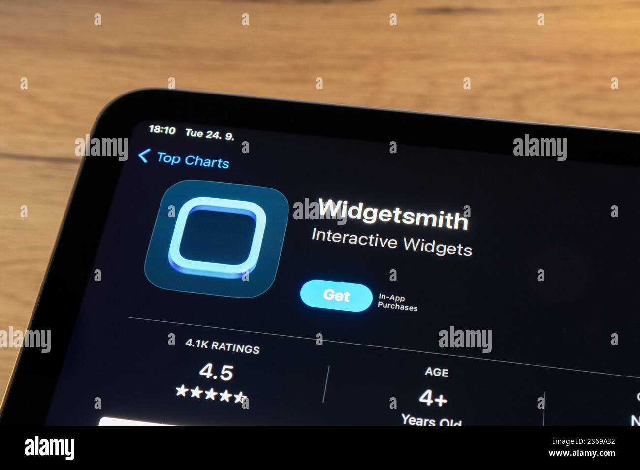 OSTRAVA, TSCHECHIEN – 24. SEPTEMBER 2024: App Store mit Widgetsmith Mobile App wird auf Apple-Geräten installiert, um sie zu personalisieren Stockfoto