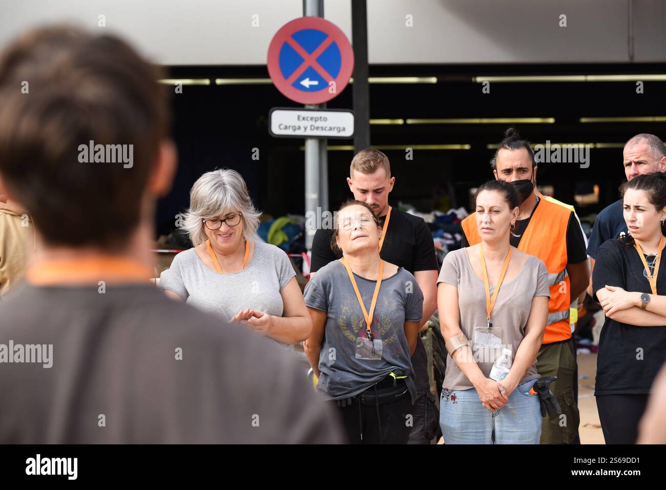 Menschen, die während einer Minute schweigen Hommage emotional werden. Die Menschen zollen den Opfern und vermissten Menschen der DANA-Überschwemmungen emotionale Anerkennung. Alfafar. Stockfoto