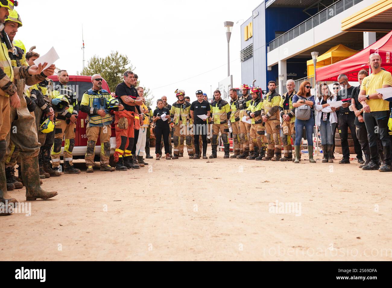 Feuerwehrleute in Trauer und Beileid zollen den Opfern der DANA am IKEA Alfafar Logistic Point mit einer Schweigeminute emotionale Anerkennung. Stockfoto