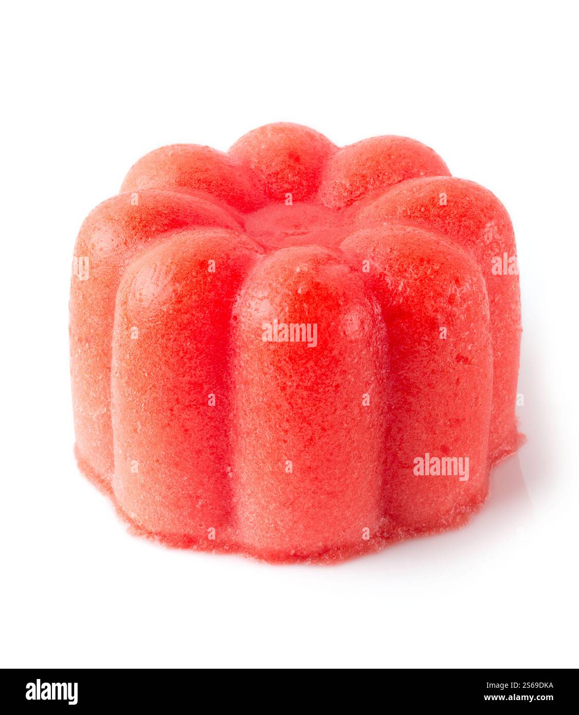 Gekühltes rotes Gelee mit Erdbeergeschmack in Blütenform isolierter weißer Hintergrund, beliebtes Dessert mit süßem fruchtigem Geschmack und Textur Stockfoto