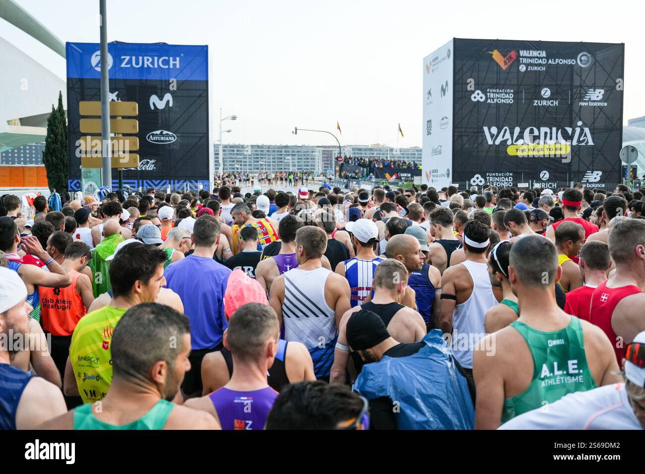 Marathonläufer an der Startlinie des Maraton Valencia Trinidad Alfonso im Jahr 2024. Valencia, Spanien. Stockfoto