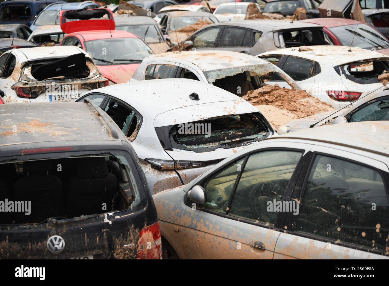 Zerstörte Autos, die nach den DANA-Überschwemmungen auf einem Feld gelagert wurden. Catarroja, Span. Stockfoto