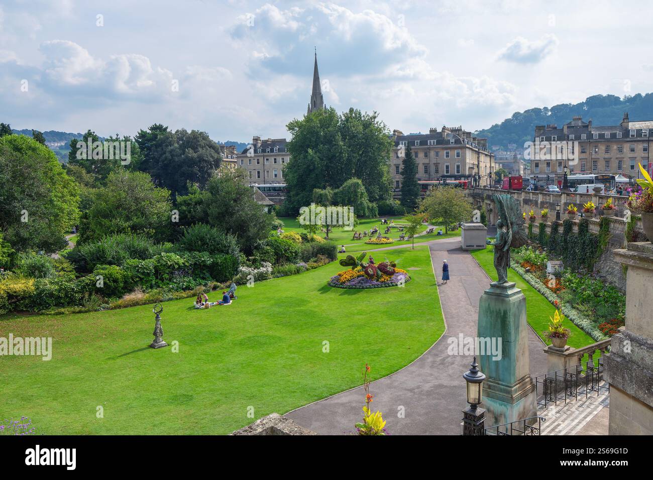 Parade Gardens, Bath UK. Ein üppiger, lebendiger öffentlicher Garten mit Blumendekorationen, Wegen und Bänken vor der Kulisse der historischen Stadt. Stockfoto