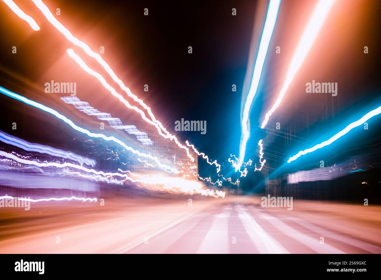 Spuren von Neonlichtern auf der Stadtstraße, Bewegungsunschärfe, die durch Langzeitbelichtungsaufnahmen erzeugt werden Stockfoto