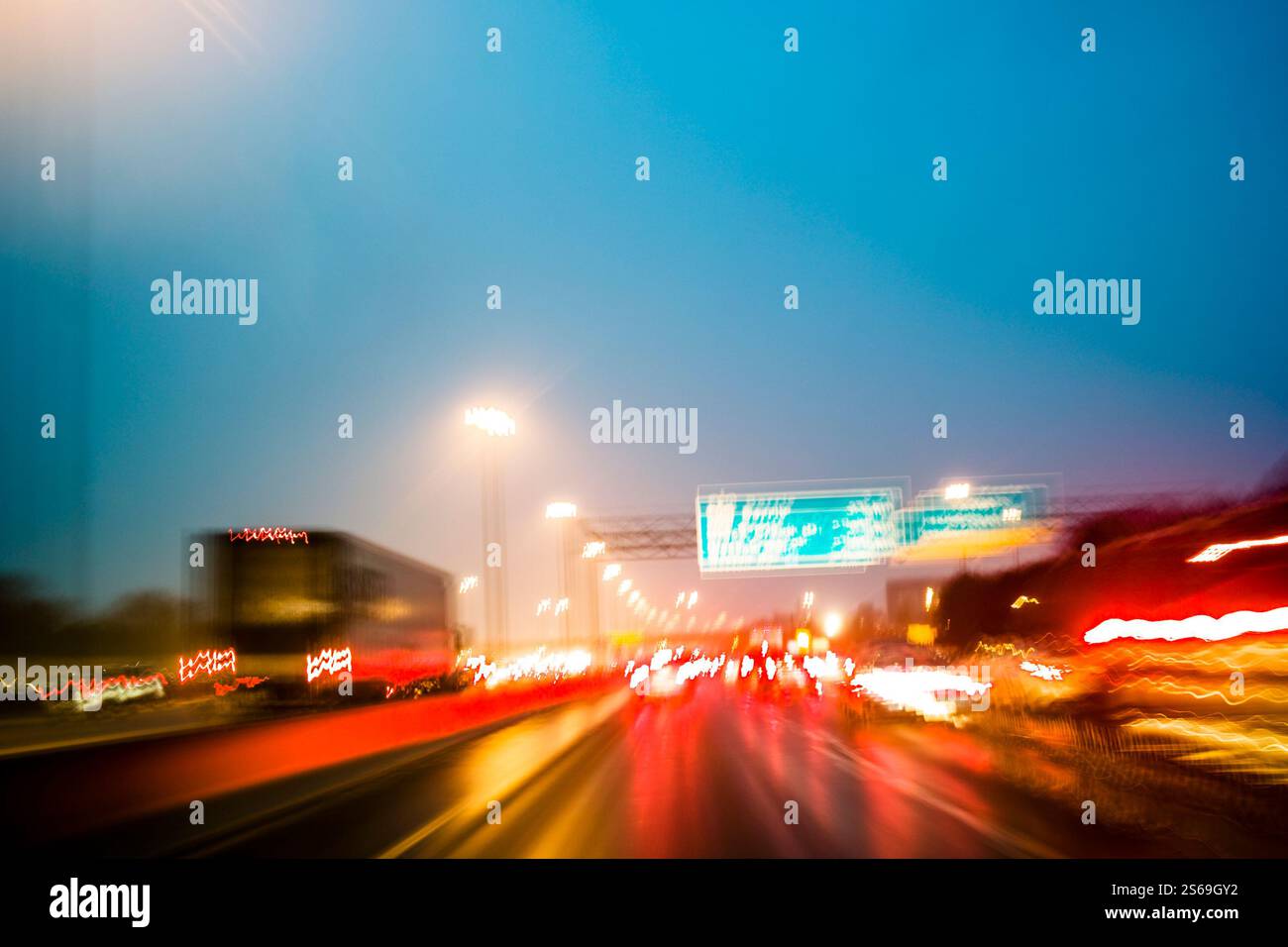 Während der Hauptverkehrszeit auf der Autobahn fahren abstrakte Bewegungsunschärfen mit Lichtspuren, die durch Langzeitbelichtungsfotografien entstanden sind Stockfoto