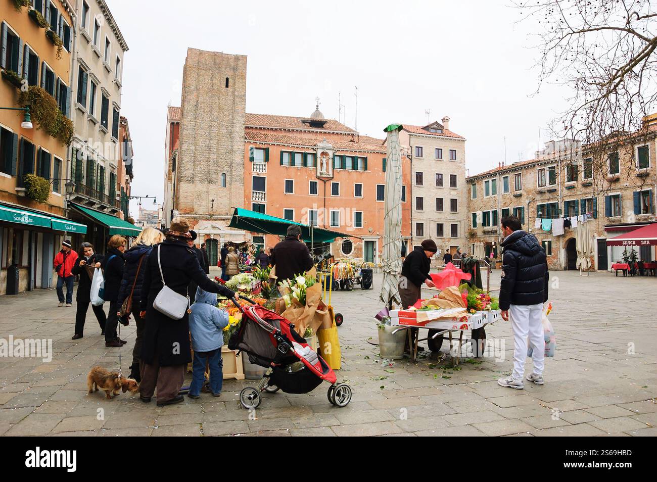 VENEDIG, ITALIEN - 14. FEBRUAR 2015: Einheimische und Touristen kaufen Blumen auf dem Straßenmarkt am Campo Santa Margherita Platz (Dorsoduro). Stockfoto