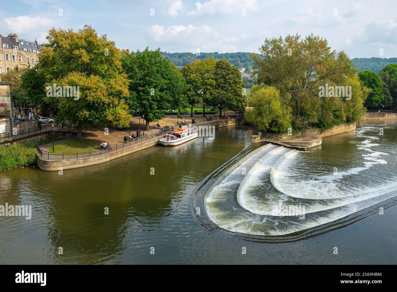 Touristenboote, die in der Nähe der berühmten Pulteney Brücke und des Pulteney Weir am Fluss Avon in Bath, England, liegen. Stockfoto