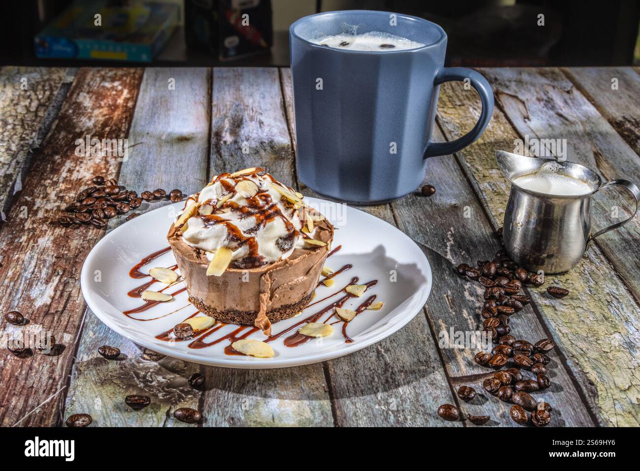 Frühstück mit Kaffee und Schokoladenkuchen Stockfoto