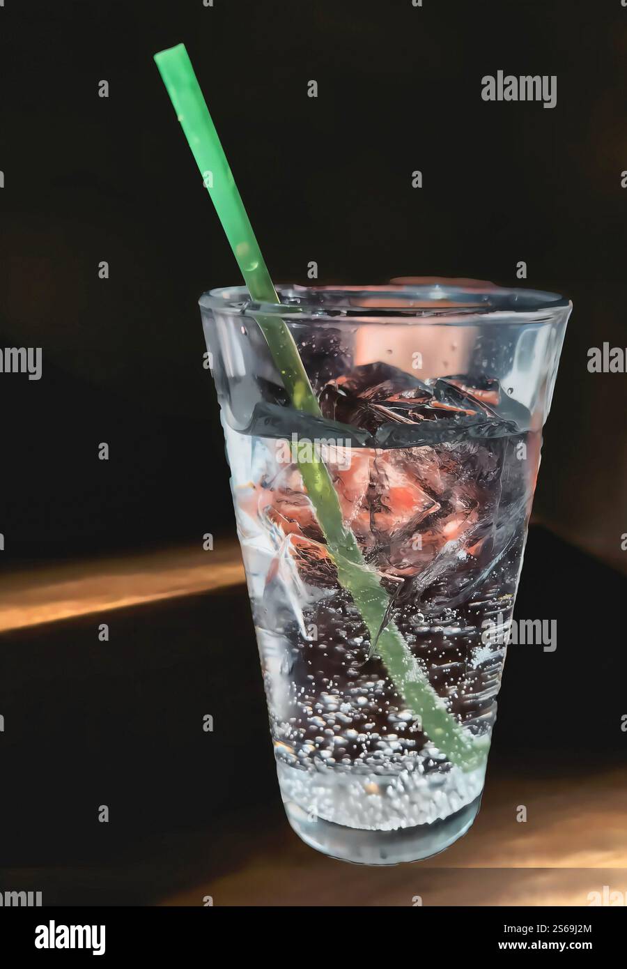 Ein kaltes Getränk mit grünem Stroh Stockfoto