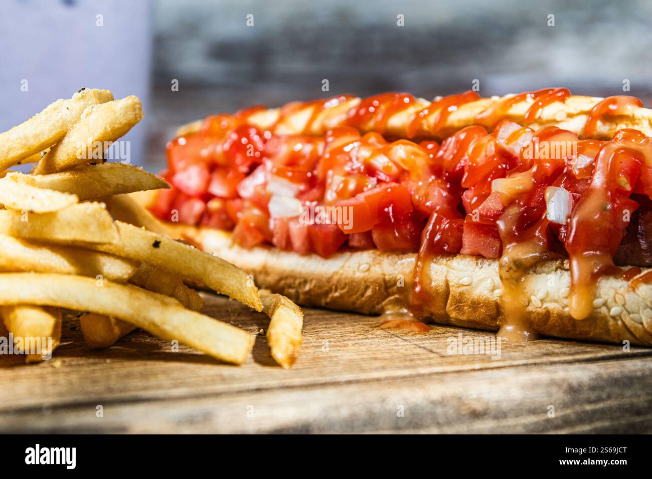 Spezieller Haussalat mit gebratenem Huhn. Stockfoto