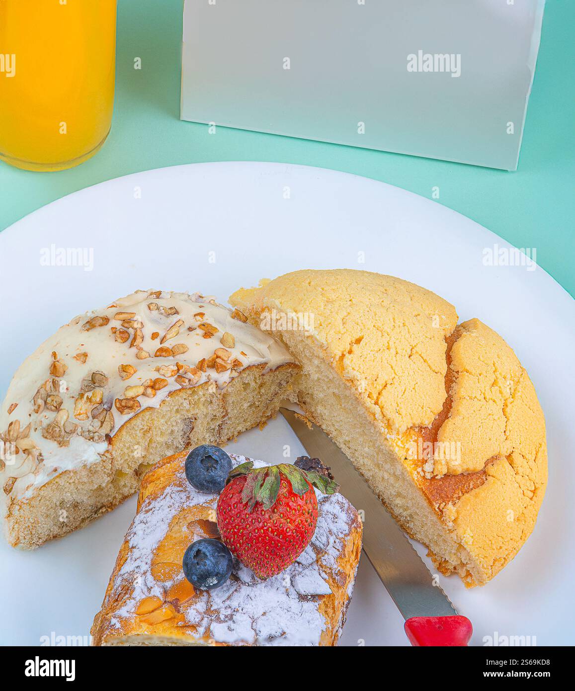 Erdbeeren-Blaubeeren-Cupcake mit Orangensaft Stockfoto