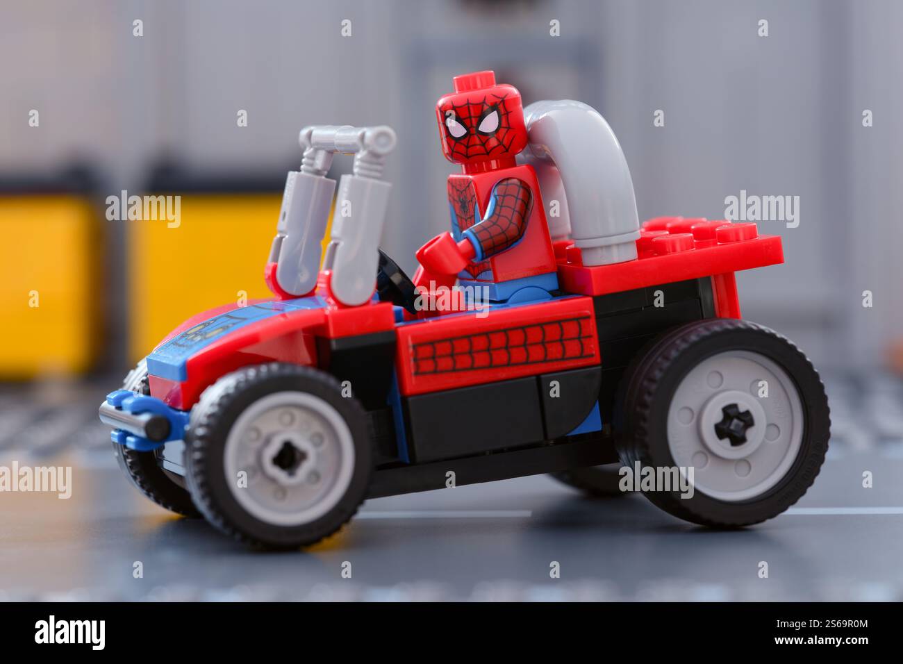 Tambow, Russische Föderation - 5. Januar 2025 Lego Spider-man Minifigur fährt seinen Buggy Stockfoto