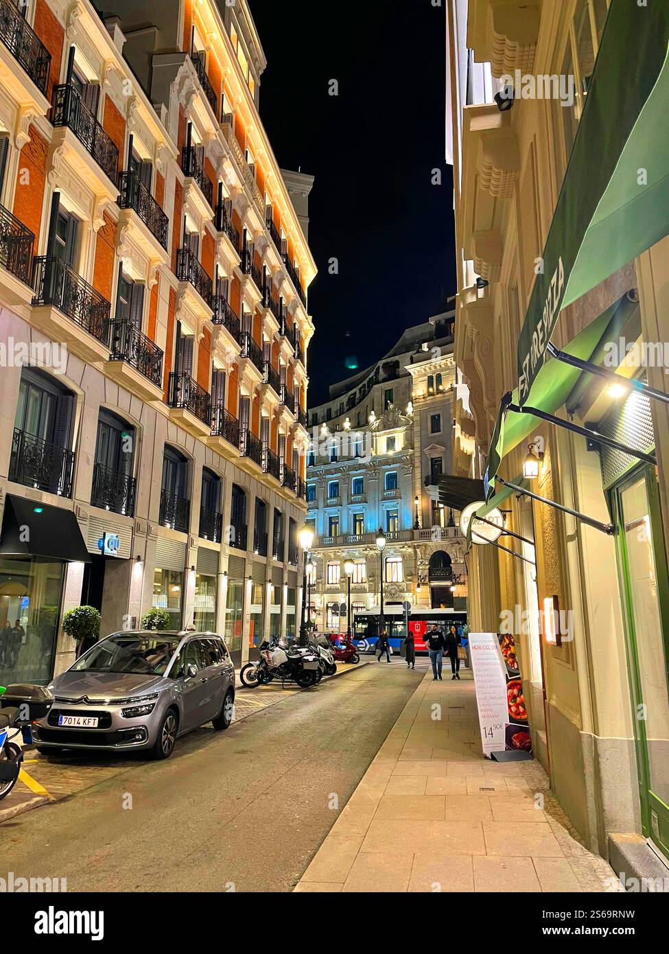 Arlaban Street, Nachtblick. Madrid, Spanien. - Smartphone-aufgenommenes Stockfoto