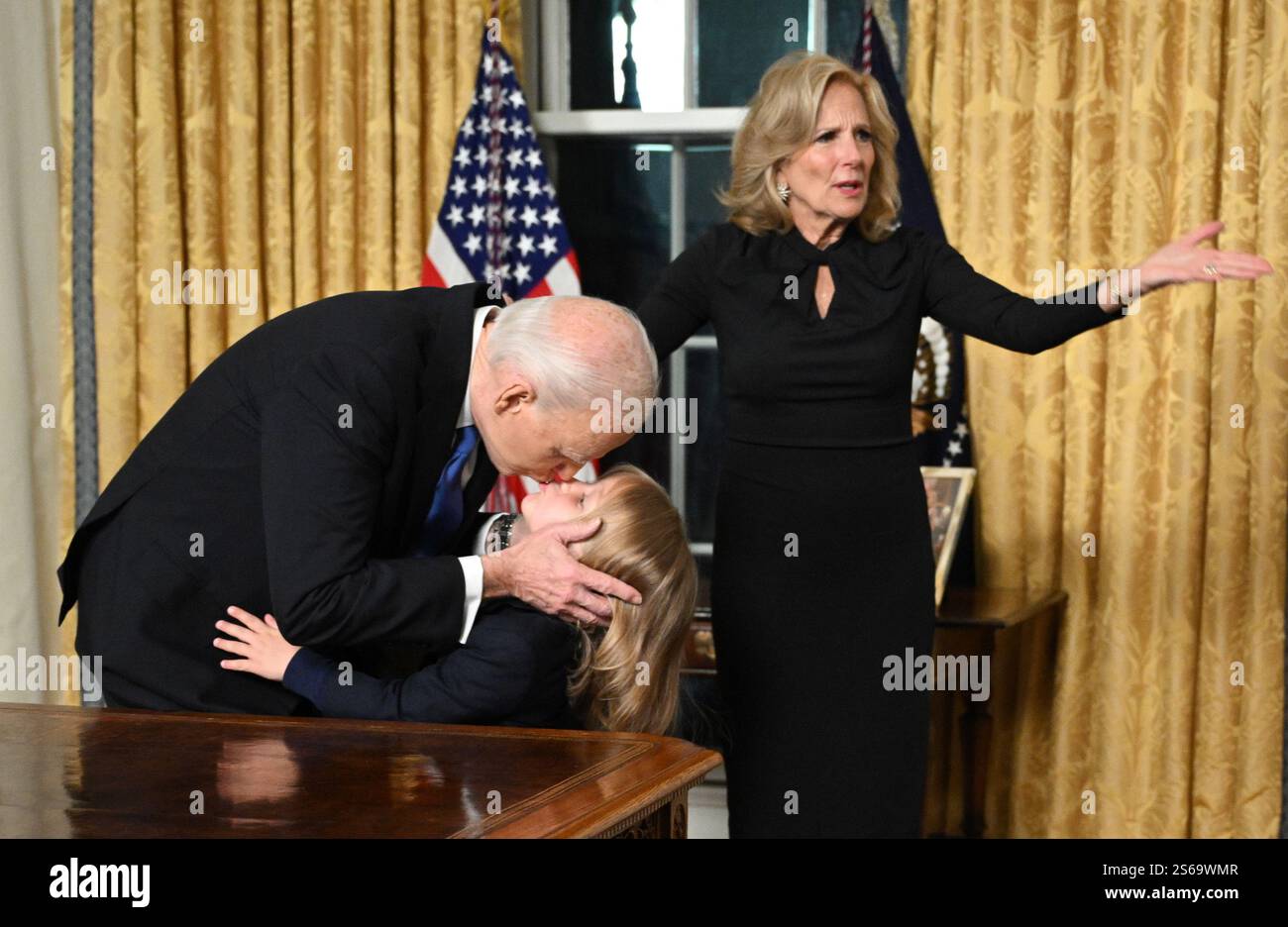 Washington, Usa. Januar 2025. US-Präsident Joe Biden küsst seinen Enkel Beau Biden Jr. als erste Lady Jill Biden Gesten, nachdem der Präsident am Mittwoch, den 15. Januar 2025, seine Abschiedsrede vor der Nation vom Oval Office des Weißen Hauses in Washington, DC, gehalten hatte. Pool Foto von Mandel Ngan/UPI Credit: UPI/Alamy Live News Stockfoto