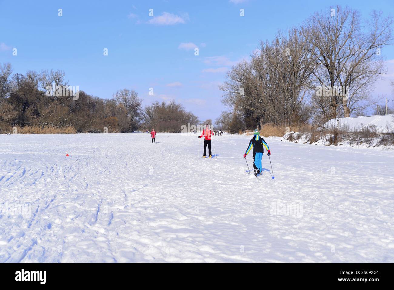 Leute, die sich auf Eis und Schnee des Flusses Mures amüsieren Stockfoto