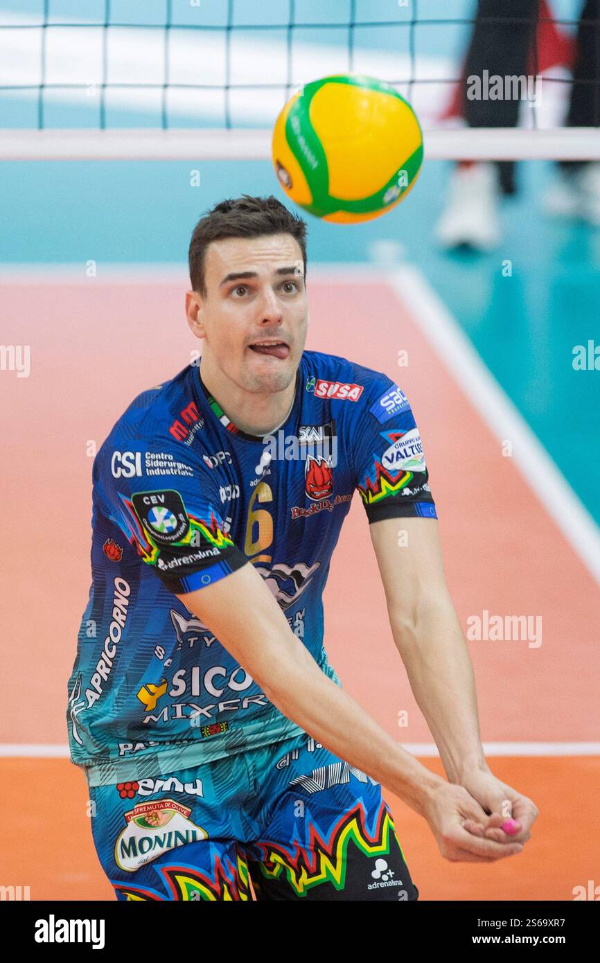 Budweis, Tschechische Republik. Januar 2025. Simone Giannelli (Perugia) in der 5. Runde des Gruppenspiels der Männer: VK Jihostroj Ceske Budejovice gegen Sir Sicoma Monini Perugia in Budweis, Tschechien, am 16. Januar 2025. Quelle: Vaclav Pancer/CTK Photo/Alamy Live News Stockfoto