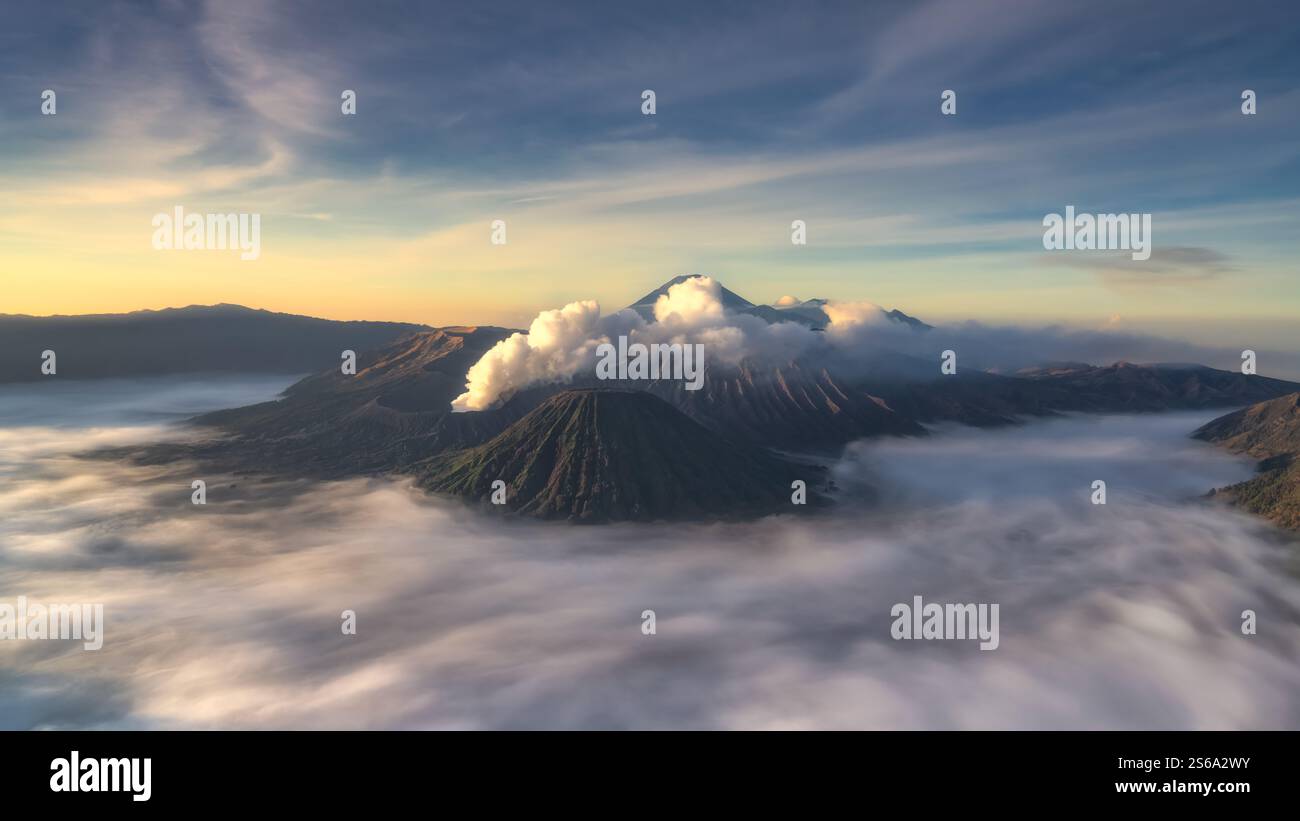 Erleben Sie einen atemberaubenden Blick auf einen majestätischen Bromo-Vulkan bei Sonnenaufgang, umgeben von einem herrlichen Wolkenmeer, und erleben Sie wirklich den atemberaubenden Blick Stockfoto