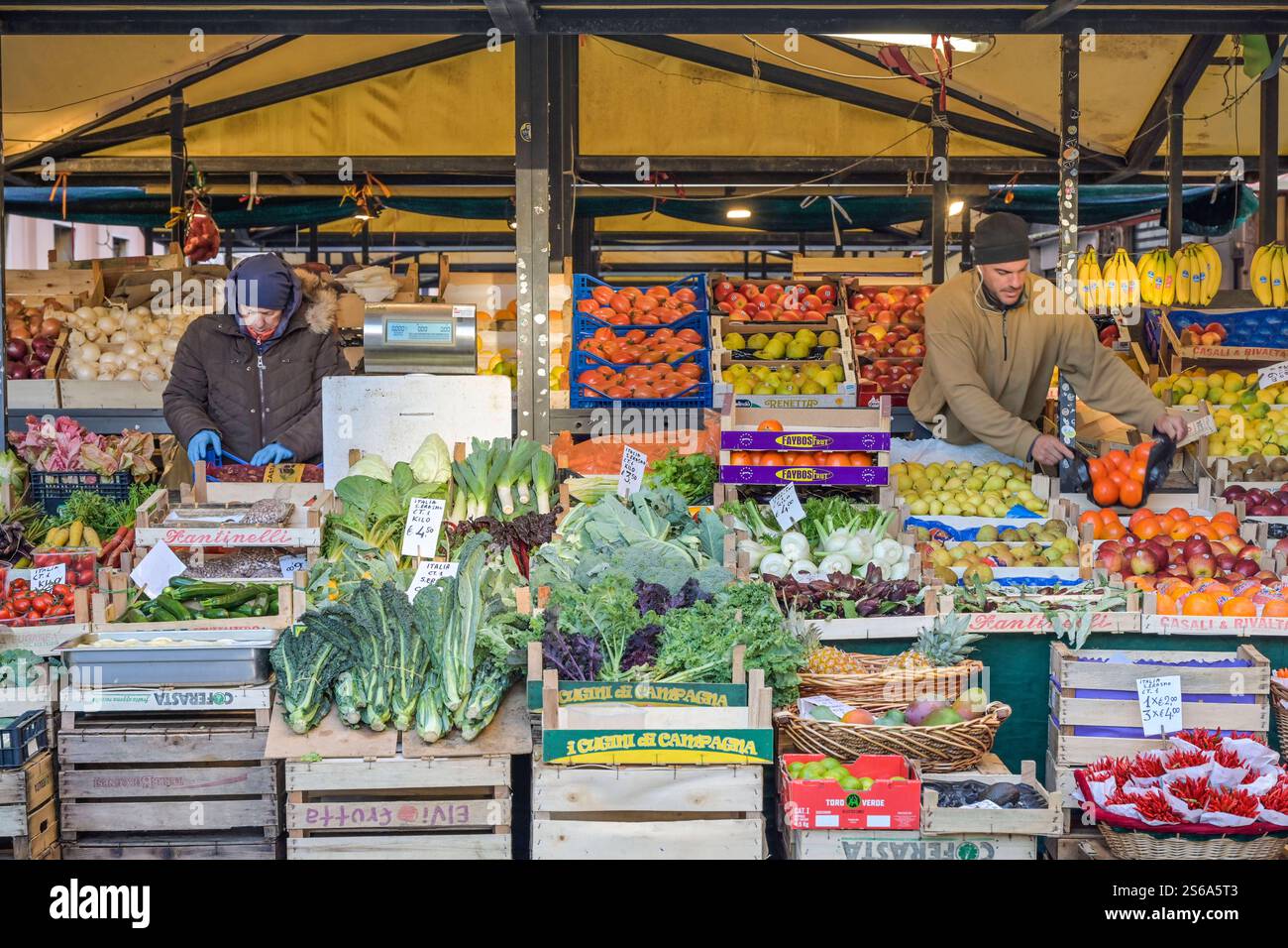 Obst und Gemüse, Marktstand, Mercato di Rialto, Venedig, Venetien, Italien *** Obst und Gemüse, Marktstand, Mercato di Rialto, Venedig, Venetien, Italien Stockfoto