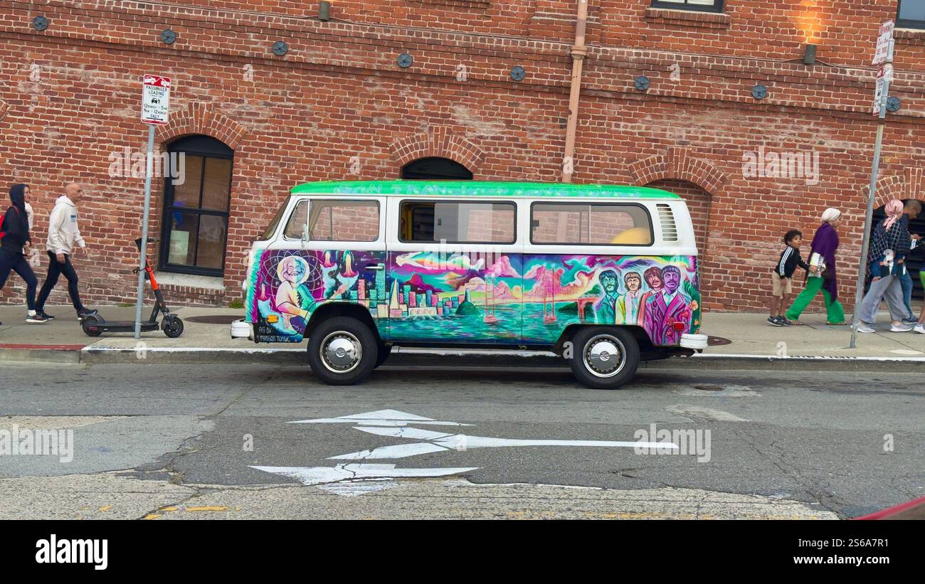 Ein lebendiger, handbemalter Volkswagen-Van mit psychedelischen Kunstwerken, mit kultigen Kulturfiguren, einer Skyline der Stadt und der Golden Gate Bridge Stockfoto