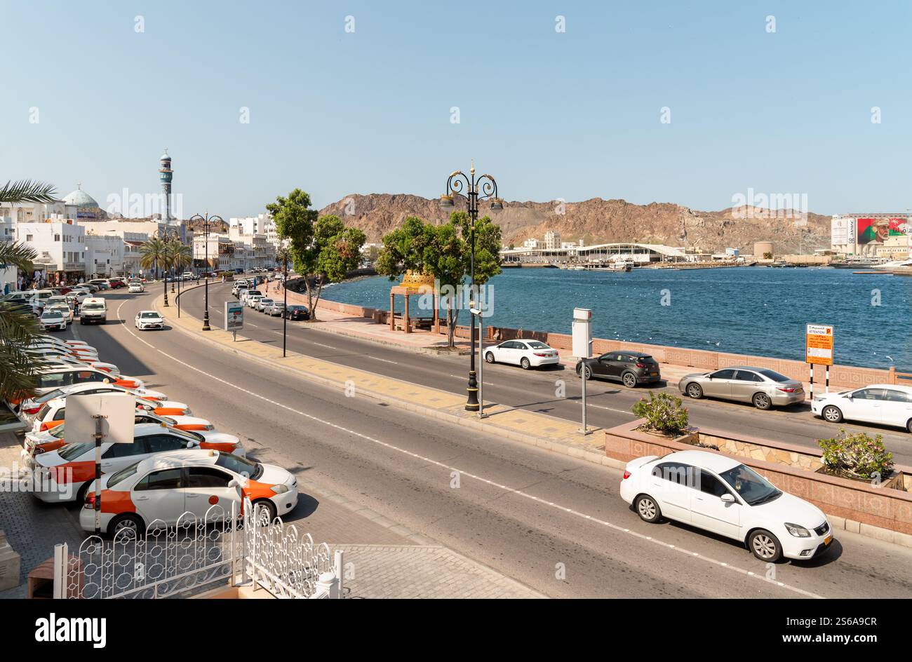 Mutrah, Maskat, Oman - 10. Februar 2020: Stadtansicht auf das Zentrum von Mutrah am Golf von Oman im Gouvernement Muscat. Stockfoto