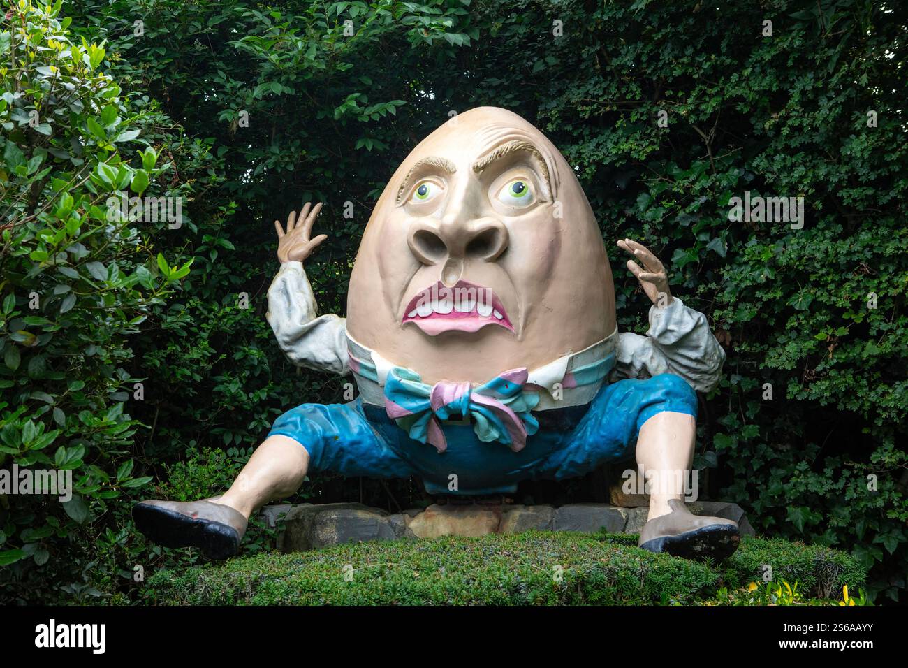 Isle of Wight, Vereinigtes Königreich – 5. August 2024: Eine Skulptur von Humpty Dumpty im Blackgang Chine Vergnügungspark in Ventnor auf der Isle of Wight, Vereinigtes Königreich. Stockfoto