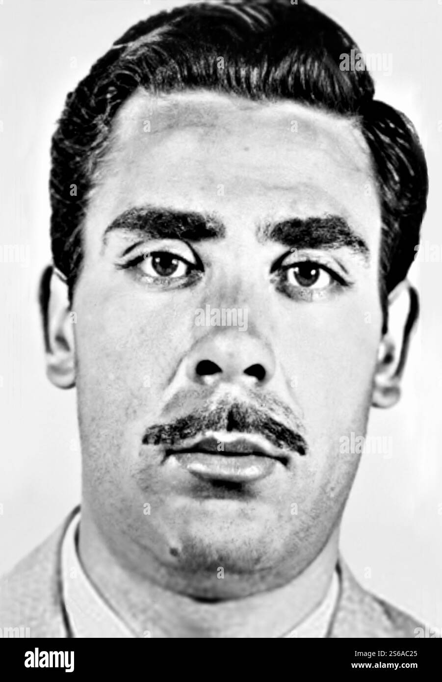1959 c., ITALIEN : der Mafia-Boss TOMMASO BUSCETTA ( 1928–2000 ), italienische COSA NOSTRA Mafioso . War ein sizilianischer Mafia-Chef aus Palermo. In diesem Bild wurde ein Foto von der italienischen Polizei , als Buscetta jung war , von ihm persönlicher Personalausweis veröffentlicht . Unbekannter Fotograf. DIGITAL RESTAURIERT. - GESCHICHTE - FOTO STORICHE - FOTO TESSERA SEGNALETICA - FOTOTESSERA - PORTRÄT - RITRATTO - CRIMINALE - CRIMINAL - MAFIOSO - COSCA MAFIOSA - CRIMINALITÀ ORGANIZZATA - FUORILEGGE - CRONACA NERA -- ARCHIVIO GBB Stockfoto