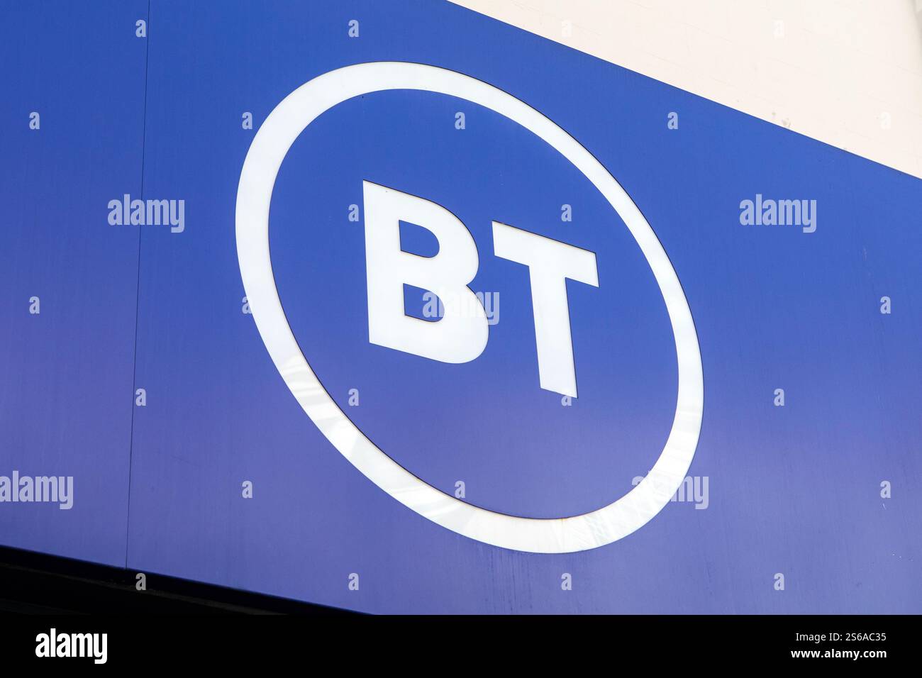 London, UK - 12. August 2024: Das BT-Logo über dem Eingang zu ihrem Geschäft in der Oxford Street in London, UK. Stockfoto