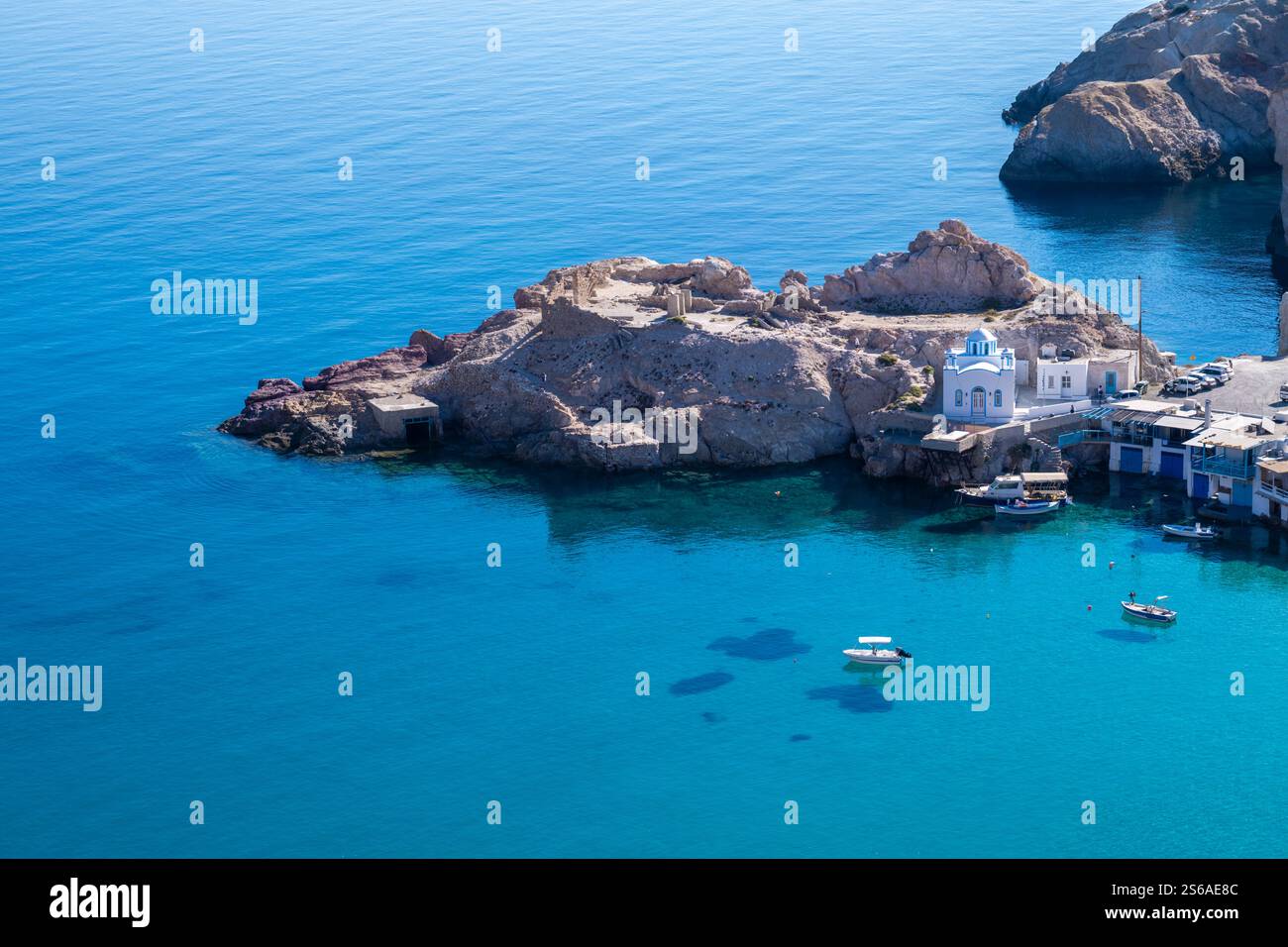Milos, GR - 28. September 2024: Traditionelles griechisches Dorf Firopotamos Stockfoto