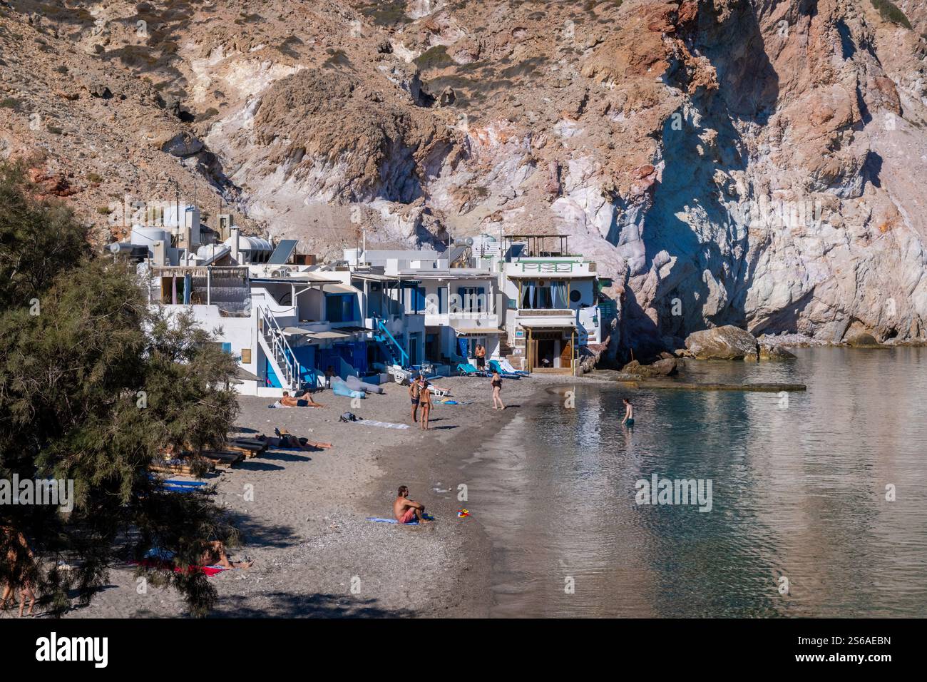 Milos, GR - 28. September 2024: Traditionelles griechisches Dorf Firopotamos Stockfoto