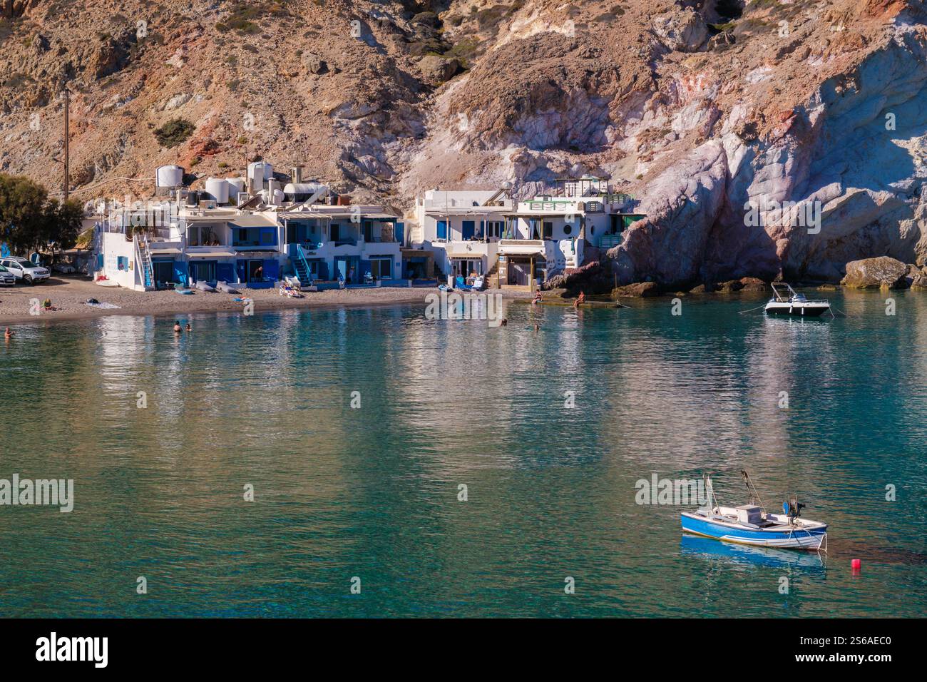 Milos, GR - 28. September 2024: Traditionelles griechisches Dorf Firopotamos Stockfoto
