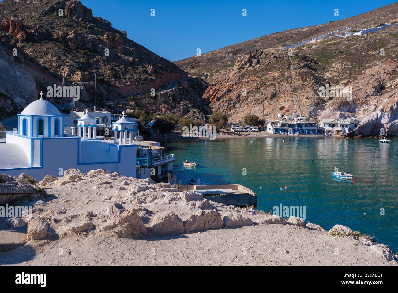 Milos, GR - 28. September 2024: Traditionelles griechisches Dorf Firopotamos Stockfoto