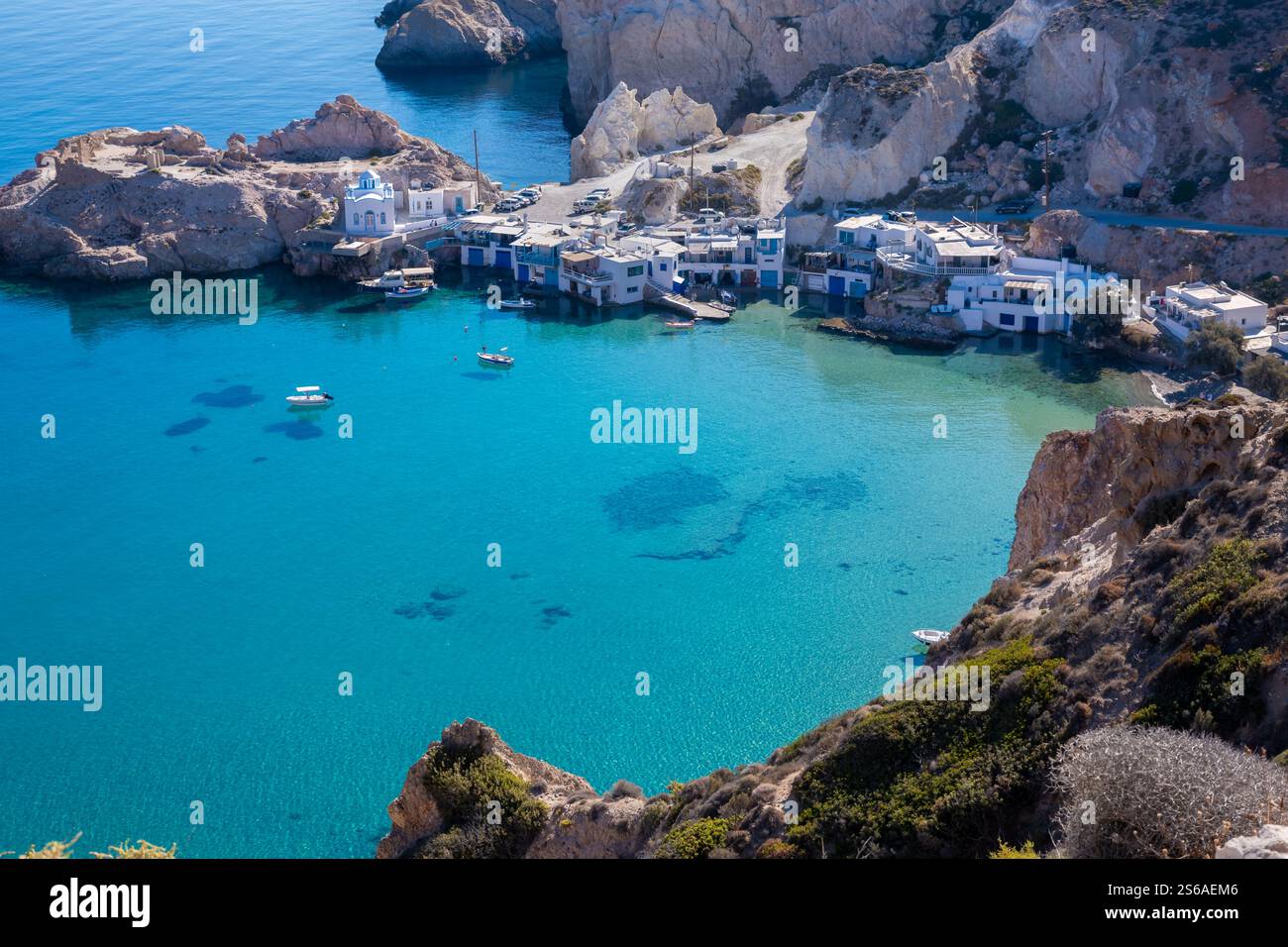 Milos, GR - 28. September 2024: Traditionelles griechisches Dorf Firopotamos Stockfoto