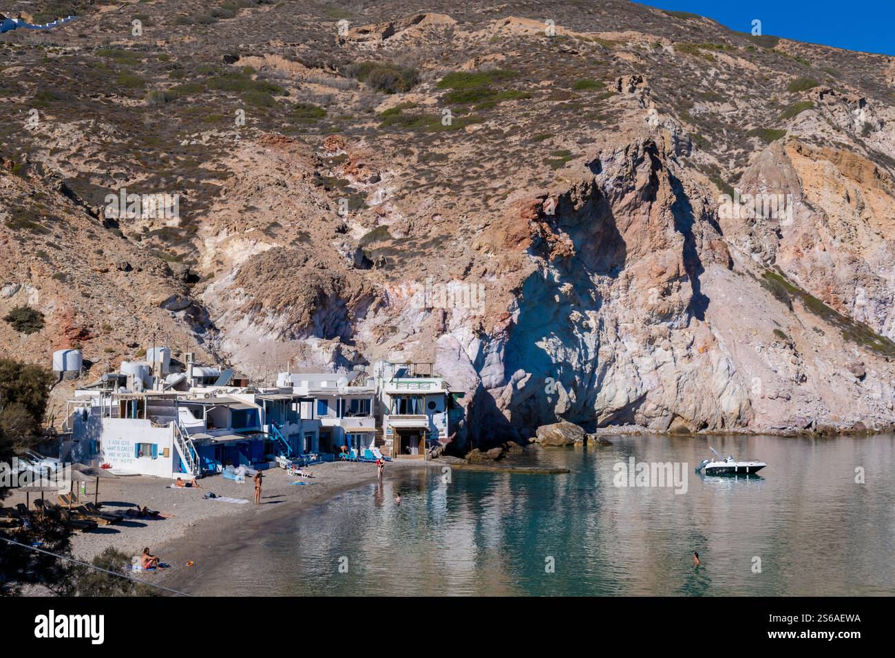 Milos, GR - 28. September 2024: Traditionelles griechisches Dorf Firopotamos Stockfoto