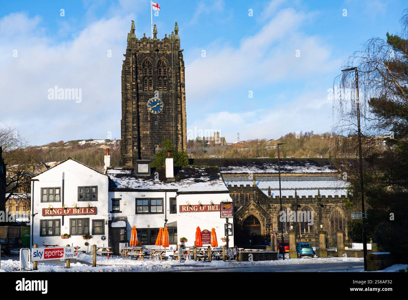Ring'O Bells Pub und Halifax Minster Church, Church Road, Halifax, West Yorkshire. Bild im Januar 2025. Stockfoto