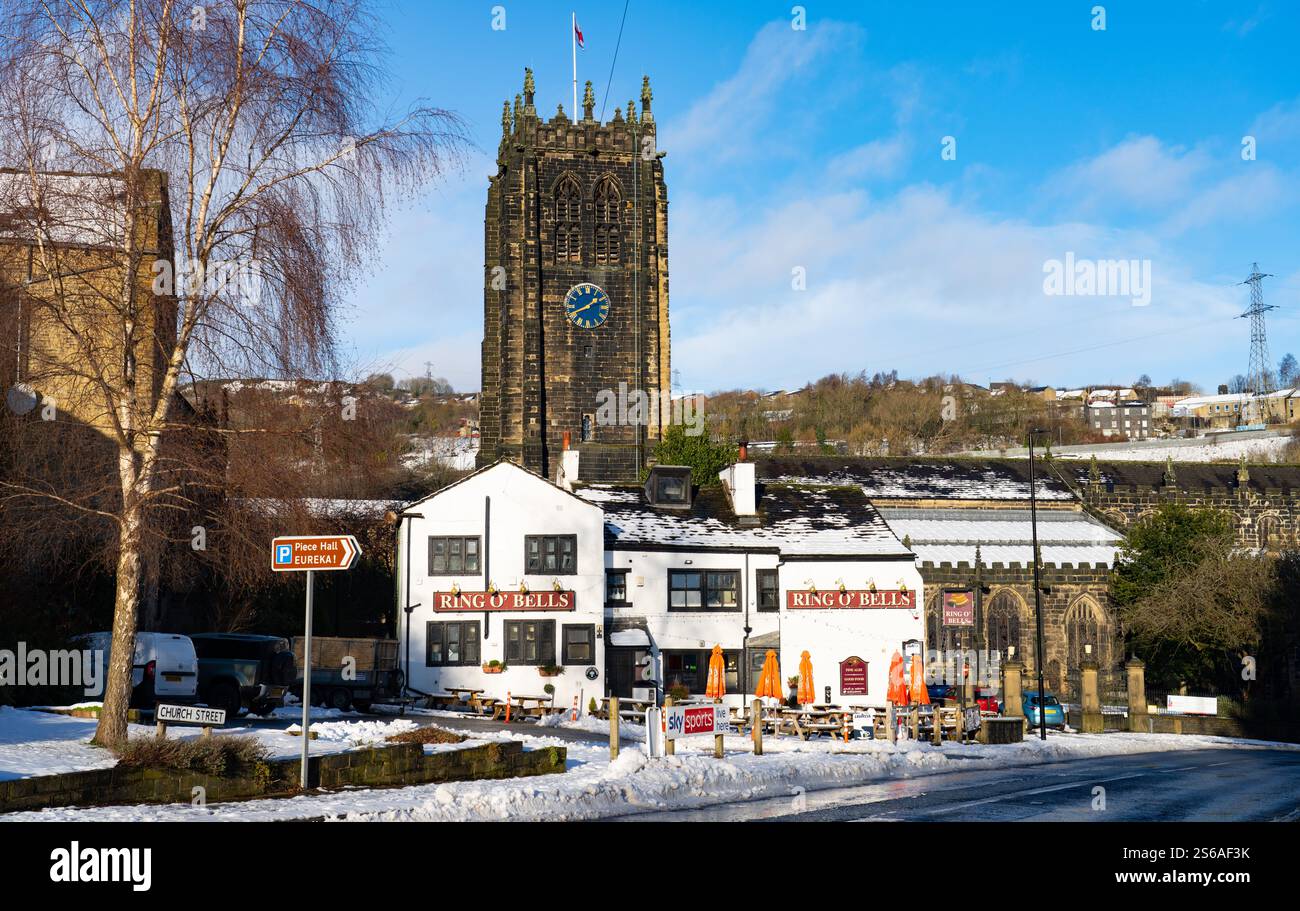 Ring'O Bells Pub und Halifax Minster Church, Church Road, Halifax, West Yorkshire. Bild im Januar 2025. Stockfoto