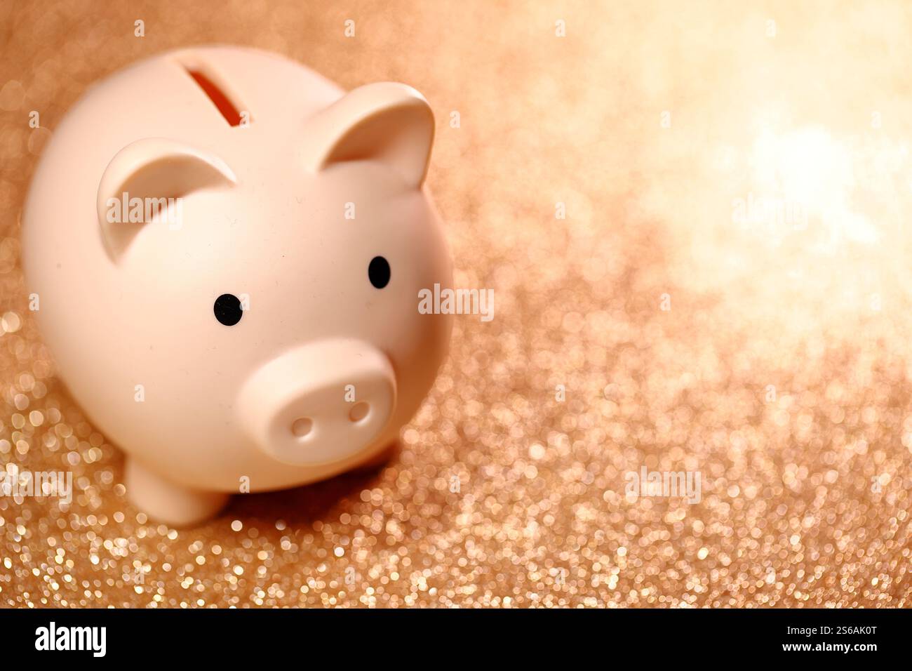 Finanzsicherheits-Symbol – Piggy Bank auf Gold Stockfoto