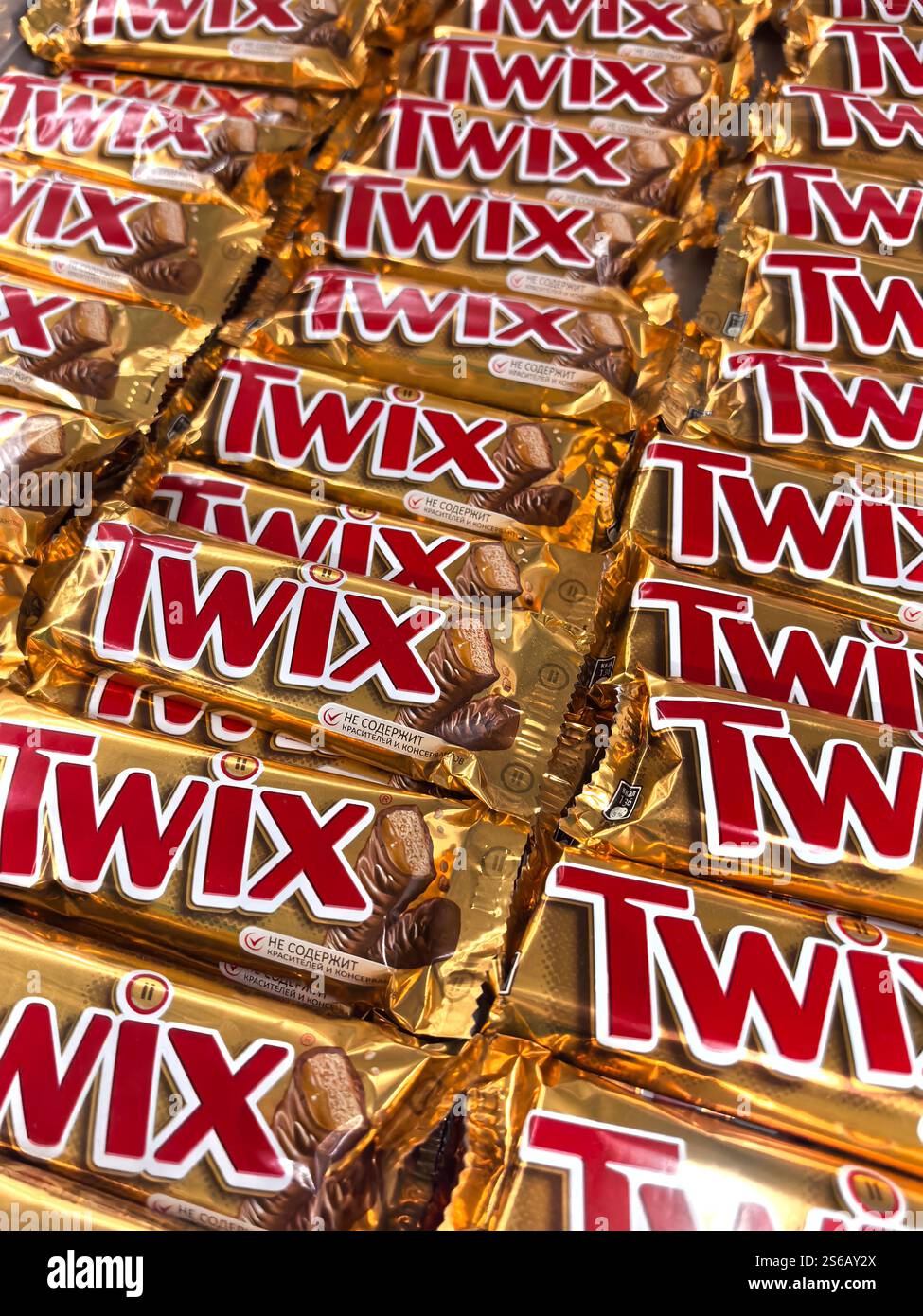 Bobruisk, Weißrussland - 7. Januar 2025: Eine Nahaufnahme zeigt eine Fülle von Twix-Schokoriegel, die ordentlich in Reihen angeordnet sind. Stockfoto